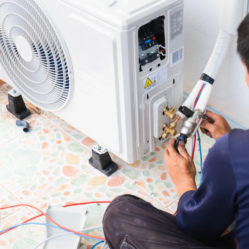 Tecnico-de-Mabinsa-instalando-un-sistema-de-aire-acondicionado