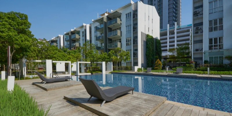 Piscina y áreas comunes bien cuidadas en un condominio administrado por Mabinsa