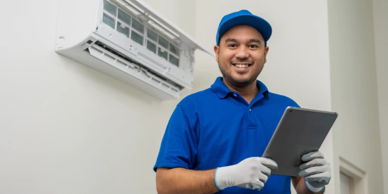 Técnico de Mabinsa realizando mantenimiento a un sistema de aire acondicionado en una propiedad en Costa Rica.