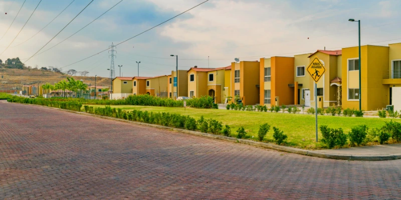 Vista de un conjunto de condominios residenciales administrados por Mabinsa en Costa Rica, con áreas comunes bien mantenidas. Cambiar de Administrador de Condominios en Costa Rica