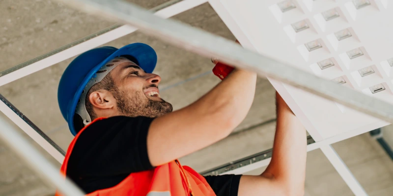 Técnico de Mabinsa realizando mantenimiento en sistemas de iluminación en un edificio residencial en Costa Rica. Mantenimiento para Edificios Residenciales en Costa Rica