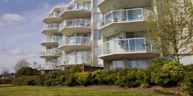 Condominio residencial moderno con amplias terrazas y jardines bien cuidados, reflejando una administración eficiente y mantenimiento adecuado en Costa Rica.
