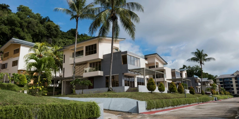 Condominio residencial moderno rodeado de naturaleza con jardines bien cuidados y áreas comunes en excelente estado. Administración de Condominios