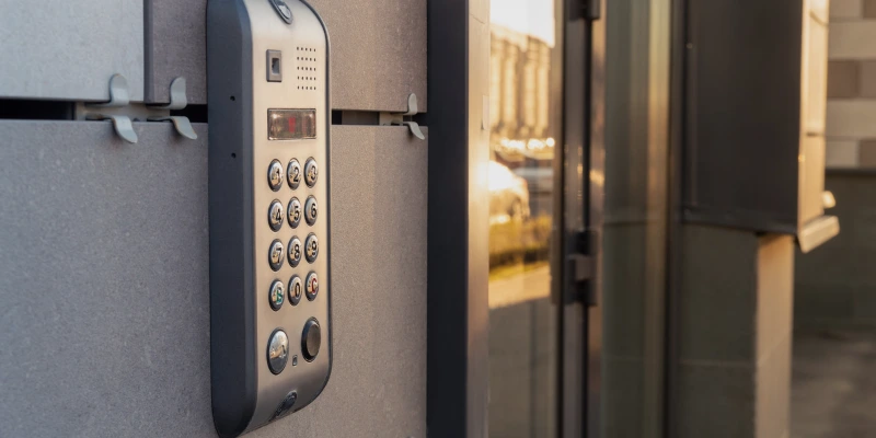 Intercomunicador digital moderno en la entrada de un condominio, mostrando un sistema de control de acceso seguro y automatizado. Tendencias tecnológicas en la administración de condominios | Mabinsa