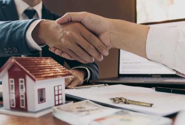 Agente inmobiliario mostrando una propiedad en Costa Rica a posibles compradores, con asesoría profesional.