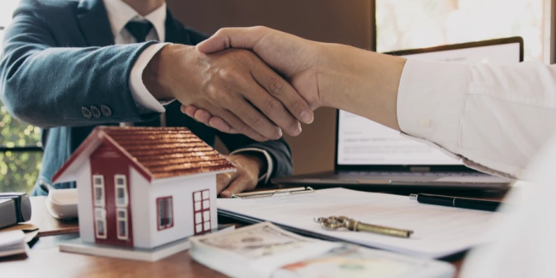 Agente inmobiliario mostrando una propiedad en Costa Rica a posibles compradores, con asesoría profesional.