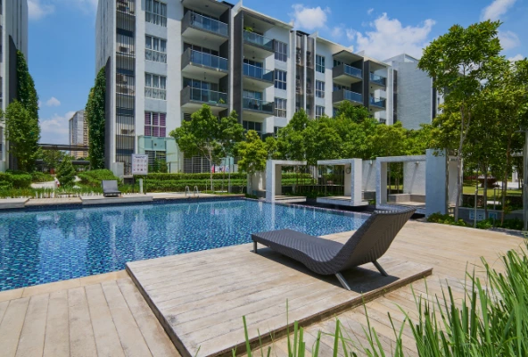 Administrador de Mabinsa reunido con junta directiva de condominio en Costa Rica revisando reportes. Cómo elegir la mejor empresa de administración de condominios en Costa Rica. elegir la mejor empresa de administración de condominios