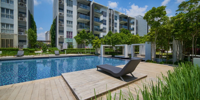 Administrador de Mabinsa reunido con junta directiva de condominio en Costa Rica revisando reportes. Cómo elegir la mejor empresa de administración de condominios en Costa Rica. elegir la mejor empresa de administración de condominios