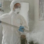 Técnico de Mabinsa aplicando fumigación ecológica en una propiedad de Costa Rica con equipo profesional. Fumigación ecológica en Costa Rica: alternativas seguras y amigables con el ambiente