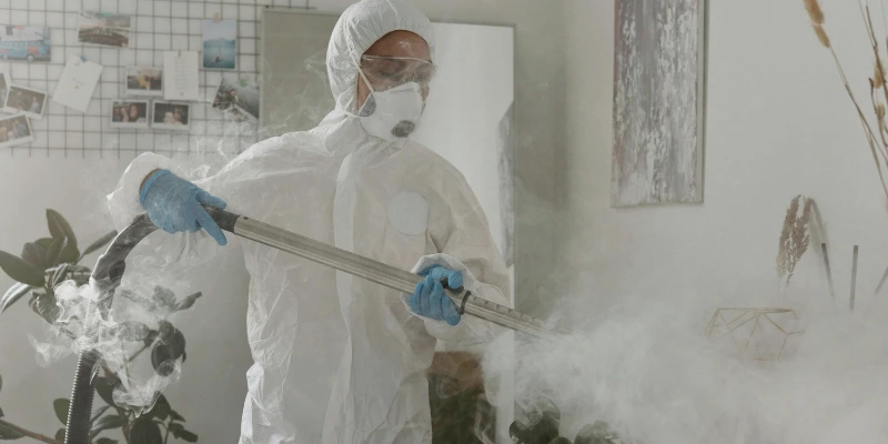 Técnico de Mabinsa aplicando fumigación ecológica en una propiedad de Costa Rica con equipo profesional. Fumigación ecológica en Costa Rica: alternativas seguras y amigables con el ambiente