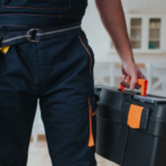Handyman de Mabinsa reparando cerradura en puerta de zona común de condominio en Costa Rica. Servicio de handyman en condominios: qué incluye y cómo beneficia a tu comunidad.