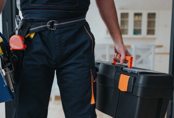 Handyman de Mabinsa reparando cerradura en puerta de zona común de condominio en Costa Rica. Servicio de handyman en condominios: qué incluye y cómo beneficia a tu comunidad.