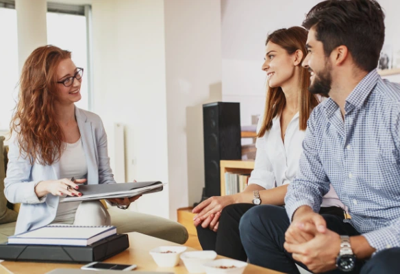 Agente de bienes raíces de mabisna en reunión con clientes muy importantes