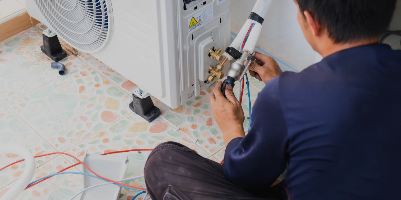 Técnico de Aires acondicionados de Mabinsa realizando una reparación.