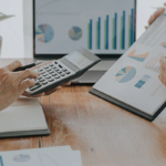 Gestores de Mabinsa revisando planos y documentos administrativos en un condominio de Costa Rica. Beneficios de contratar servicios profesionales para condominios en Costa Rica