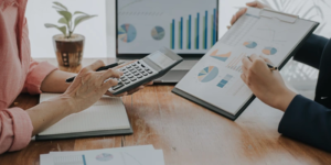 Gestores de Mabinsa revisando planos y documentos administrativos en un condominio de Costa Rica. Beneficios de contratar servicios profesionales para condominios en Costa Rica