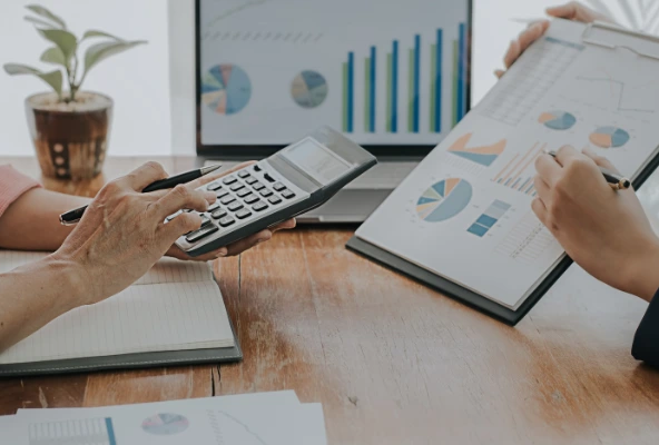 Gestores de Mabinsa revisando planos y documentos administrativos en un condominio de Costa Rica. Beneficios de contratar servicios profesionales para condominios en Costa Rica