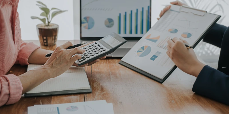 Gestores de Mabinsa revisando planos y documentos administrativos en un condominio de Costa Rica. Beneficios de contratar servicios profesionales para condominios en Costa Rica