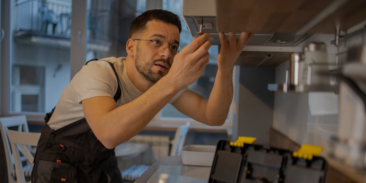Tecnico de Handyman de Mabinsa realizando una reparación.