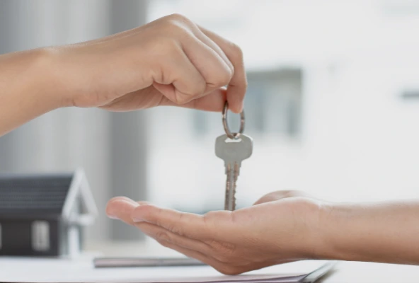 Casa con llaves en una mesa