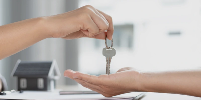 Casa con llaves en una mesa