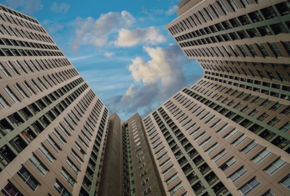 Vista aérea de torre de condominios en San José, Costa Rica. Administración de condominios en torres: claves para una buena gestión.