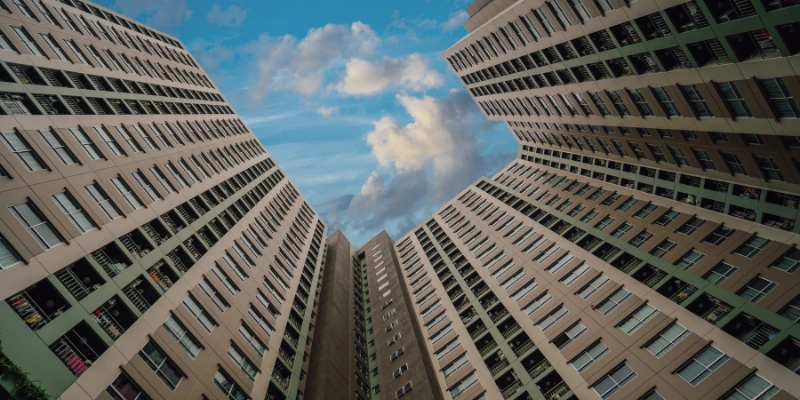 Vista aérea de torre de condominios en San José, Costa Rica. Administración de condominios en torres: claves para una buena gestión.