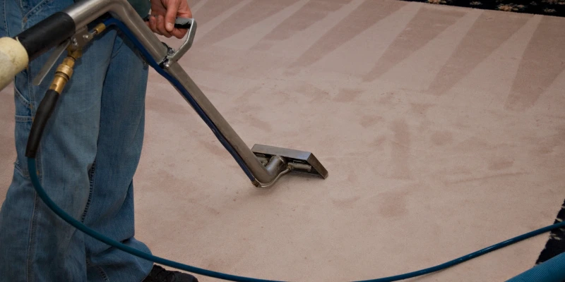Técnico de limpieza usando máquina profesional en alfombra de oficina corporativa en Costa Rica. limpieza de alfombras en oficinas