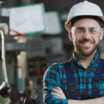 Especialista de Mabinsa realizando mantenimiento preventivo en tablero eléctrico de edificio comercial en Costa Rica.