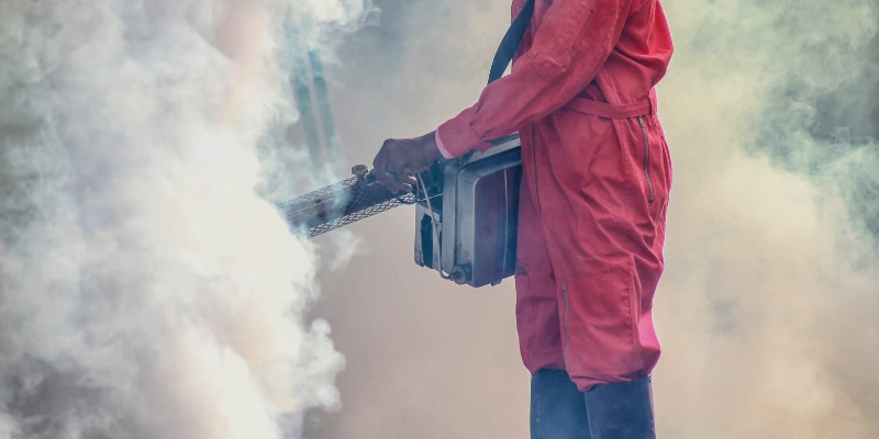 fumigación de Mabinsa en condominios. Técnico fumigando áreas comunes de un condominio residencial en Costa Rica