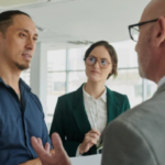 Persona revisando informe de rentabilidad sobre propiedad en alquiler en Costa Rica