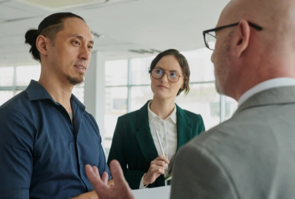 Persona revisando informe de rentabilidad sobre propiedad en alquiler en Costa Rica