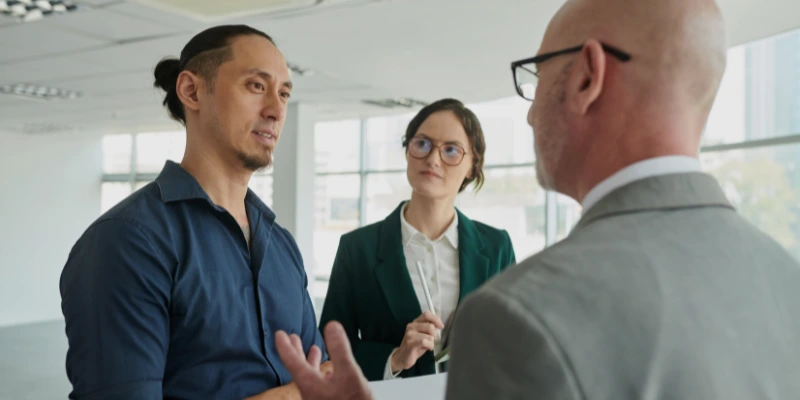 Persona revisando informe de rentabilidad sobre propiedad en alquiler en Costa Rica