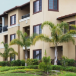 Coordinación entre administrador y proveedor en condominio residencial moderno en Costa Rica