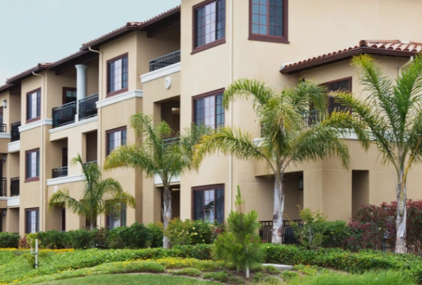 Coordinación entre administrador y proveedor en condominio residencial moderno en Costa Rica