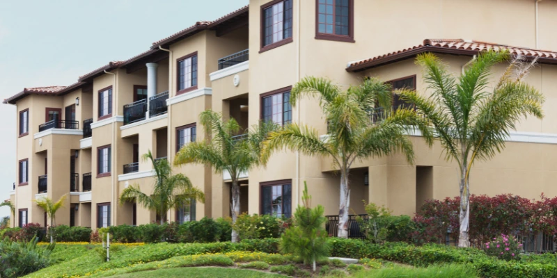 Coordinación entre administrador y proveedor en condominio residencial moderno en Costa Rica