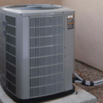 Técnico especializado instalando sistema de aire acondicionado en edificio residencial de Costa Rica