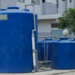 Profesional realizando limpieza de tanque de agua potable en edificio