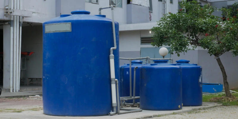 Profesional realizando limpieza de tanque de agua potable en edificio