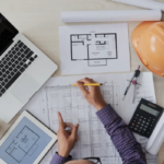 Personal técnico y maquinaria trabajando en una obra civil en Costa Rica con supervisión profesional