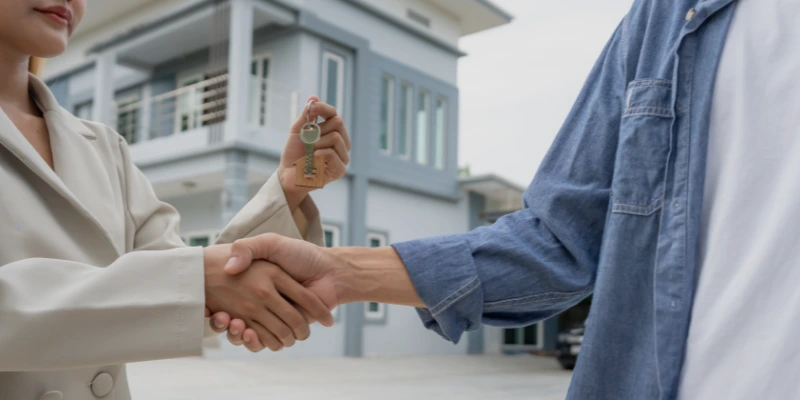 Administrador revisando contrato de alquiler en una propiedad residencial