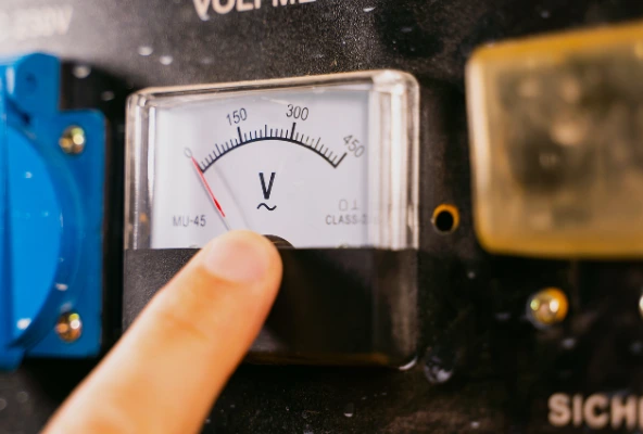 servicios electromecánicos para pymes. Técnico realizando mantenimiento electromecánico en una empresa PYME en Costa Rica