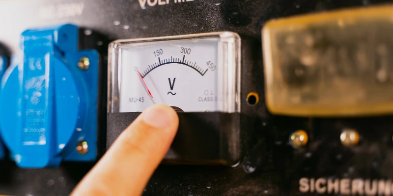 servicios electromecánicos para pymes. Técnico realizando mantenimiento electromecánico en una empresa PYME en Costa Rica