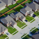 Administrador de comunidad horizontal en Costa Rica revisando presupuesto y mantenimiento de áreas comunes