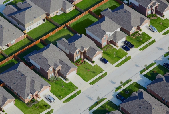 Administrador de comunidad horizontal en Costa Rica revisando presupuesto y mantenimiento de áreas comunes