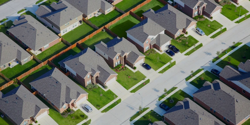 Administrador de comunidad horizontal en Costa Rica revisando presupuesto y mantenimiento de áreas comunes