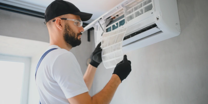 Instalación de aire acondicionado eficiente en edificio comercial en Costa Rica