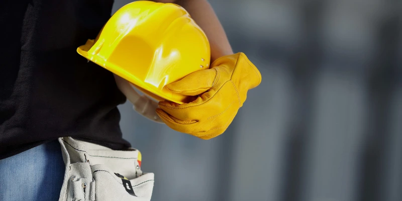Ingenieros supervisando trabajos de obra civil en condominio residencial en Costa Rica