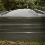 Técnico realizando limpieza profunda de tanque de agua potable en edificio residencial en Costa Rica.