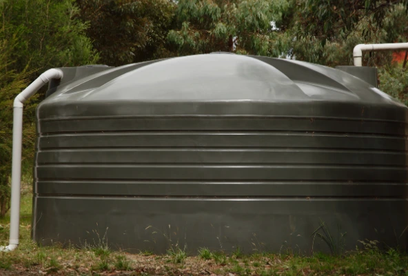 Técnico realizando limpieza profunda de tanque de agua potable en edificio residencial en Costa Rica.
